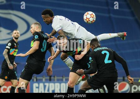 Eder Militao del Real Madrid e Edin Dzeko, Milano Skriniar, Denzel Dumfries dell'Inter durante la UEFA Champions League, partita di calcio del Gruppo D tra Real Madrid e FC Internazionale il 7 dicembre 2021 allo stadio Santiago Bernabeu di Madrid, Spagna - Foto: IRH/DPPI/LiveMedia Foto Stock