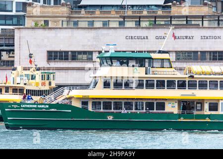 Sydney Ferry MV Catherine Hamlin lasciando Circular Quay, passeggeri che indossano facemarks come obbligatorio sui trasporti pubblici durante l'epidemia di covid, dicembre 2021 Foto Stock