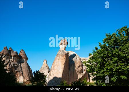 Pasabagi o Pasabaglar in Avanos Cappadocia Turchia. Camini delle fate o hoodoos o peri bacalari in Cappadocia. Viaggio in Turchia background. Foto Stock