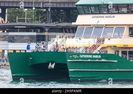 I passeggeri indossano facemarks a bordo del traghetto di Sydney Catherine Hamlin a causa del covid 19 e dell'obbligo di indossare maschere sui mezzi di trasporto pubblico Foto Stock