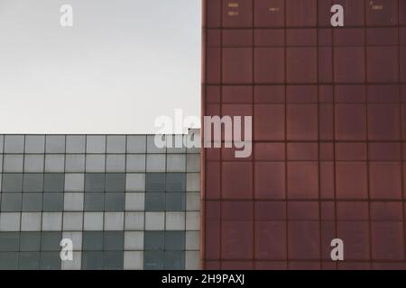 Bella facciata di edifici moderni a Barcellona, Spagna Foto Stock