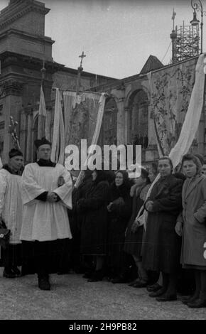 Warszawa, 1949-02-06. Prymas Stefan Wyszyñski (mianowany 12 listopada 1948 r. przez Ojca Œw. Piusa XII na metropolitê gnieŸnieñskiego i warszawskiego) odby³ 2 lutego 1949 r. ingres do katedry w GnieŸnie, a 6 lutego w Warszawie. Z koœcio³a pw. œw. Anny wyruszy³ w procesji do koœcio³a pw. Wniebowst¹pienia NMP i œw. Józefa Oblubieñca, pe³ni¹cego rolê prokatedry. mw PAP Varsavia, 6 febbraio 1949. L'installazione di Primate Stefan Wyszynski alla caterale di Gniezno il 2 febbraio 1949 e alla caterale di Varsavia il 2 febbraio 1949. Il primato fu elevato alla dignità di metropolita di Gniezno Foto Stock