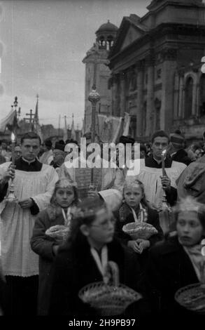 Warszawa, 1949-02-06. Prymas Stefan Wyszyñski (mianowany 12 listopada 1948 r. przez Ojca Œw. Piusa XII na metropolitê gnieŸnieñskiego i warszawskiego) odby³ 2 lutego 1949 r. ingres do katedry w GnieŸnie, a 6 lutego w Warszawie. Z koœcio³a pw. œw. Anny wyruszy³ w procesji do koœcio³a pw. Wniebowst¹pienia NMP i œw. Józefa Oblubieñca, pe³ni¹cego rolê prokatedry. NZ. Procesja na Krakowskim Przedmieœciu, krzy¿ prymasowski niesie diakon Franciszek Olszewski. mw PAP Varsavia, 6 febbraio 1949. L'installazione di Primate Stefan Wyszynski al caterale di Gniezno il 2 febbraio 1949 e al caterale Foto Stock