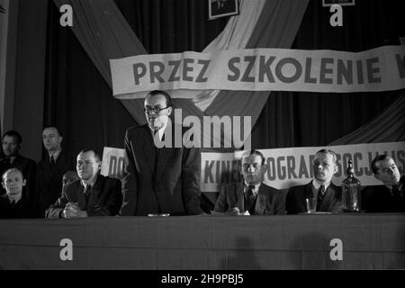 Warszawa, 1949-02-10. W kinie Palladium odby³a siê uroczystoœæ wrêczania dyplomów absolwentom dwóch kursów szkol¹cych kinooperatorów kin objazdowych. NZ. Przemawia dyrektor Zbigniew Kempka, za sto³em prezydialnym m.in. In¿ynier Kazimierz Biedrzycki (1P), dyrektor Kruk (2P). mw PAP Varsavia, 10 febbraio 1949. Al cinema Palladium si è svolta una cerimonia di presentazione del diploma dopo il completamento di un corso itinerante di operatore cinematografico. Nella foto: il direttore Zbignire Kempka parla, al tavolo tecnico del presidio Kazimierz Biedrzycki (1st a destra), il direttore Kruk (2nd a destra). mw PAP Foto Stock