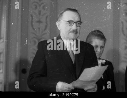 Warszawa, 1949-02-14. Nowo mianowany ambasador Bu³garii w Polsce Ferdinand Todorov Kozovski z³o¿y³ w Belwederze na rêce prezydenta RP Boles³awa Bieruta (nz.) listy uwierzytelniaj¹ce. W g³êbi sekretarka prezydenta Wanda Górska. uu PAP/S.W. Sadowski Varsavia, 14 febbraio 1949. Recentemente nominato ambasciatore bulgaro in Polonia Ferdinand Todorov Kozovski (nella foto) ha presentato le sue credenziali al presidente polacco Boleslaw Bierut al Palazzo Belvedere. Sullo sfondo il segretario del presidente Wanda Gorska uu PAP/S.W. Sadowski Foto Stock