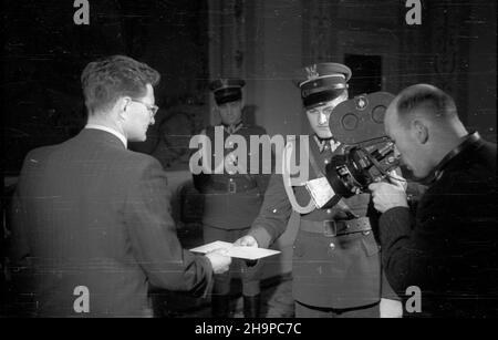 Warszawa, 1949-02-14. Belweder. Uroczystoœæ z³o¿enia listów uwierzytelniaj¹cych przez ambasadora nadzwyczajnego i ministra pe³nomocnego Bu³garii Ferdinanda Todorofa Kozovskiego. Operatore Polskiej Kroniki Filmowej Karol Szczeciñski filmuje listy uwierzytelniaj¹ce, z³o¿one przez ambasadora Bu³garii prezydentowi Boles³awowi Bierutowi. msa PAP Varsavia, 14 febbraio 1949. Il Palazzo Belvedere. La cerimonia dell'ambasciatore straordinario e plenipotenziario della Bulgaria Ferdinand Todorof Kozovski presenta le credenziali. Nella foto: Cinefilo polacco Karol Szczecinski filma la crede Foto Stock