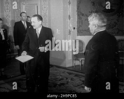 Warszawa, 1949-02-14. Nowo mianowany ambasador Bu³garii w Polsce Ferdinand Todorov Kozovski z³o¿y³ w Belwederze na rêce prezydenta RP Boles³awa Bieruta listy uwierzytelniaj¹ce. NZ. od prawej F.T. Kozovski, B. Bierut, szef Kancelarii Cywilnej prezydententa Kazimierz Mijal. uu PAP/S.W. Sadowski Varsavia, 14 febbraio 1949. Recentemente nominato ambasciatore bulgaro in Polonia Ferdinand Todorov Kozovski ha presentato le sue credenziali al presidente polacco Boleslaw Bierut al Palazzo Belvedere. Nella foto: Da destra F.T. Kozovski, B. Bierut, capo della cancelleria civile del presidente Kazimierz Mijal. uu PA Foto Stock