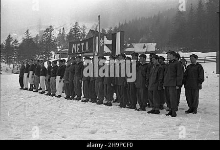 Zakopane, 1949-02-17. W dniach od 17 do 20 lutego odbywa³y siê Miêdzynarodowe Mistrzostwa Narciarskie, zorganizowane przez Zrzeszenie Sportowe Gwardia. Stortowali ¿o³nierze, milicjanci oraz practownicy s³u¿b bezpieczeñstwa z Czechos³owacji, polski i Wêgier. NZ. Uroczyste otwarcie mistrzostw, na stadionie pod Krokwi¹ dru¿yna polska (P) i dru¿yna z Czechos³owacji. msa PAP Zakopane, 17 febbraio 1949. Il Campionato Internazionale di Sci, organizzato dalla Gwardia Sports Association, si è tenuto dal 17 al 20 febbraio, con soldati, poliziotti e addetti ai servizi di sicurezza della Cecoslovacchia, Polana Foto Stock