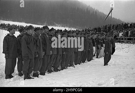 Zakopane, 1949-02-17. W dniach od 17 do 20 lutego odbywa³y siê Miêdzynarodowe Mistrzostwa Narciarskie, zorganizowane przez Zrzeszenie Sportowe Gwardia. Stortowali ¿o³nierze, milicjanci oraz practownicy s³u¿b bezpieczeñstwa z Czechos³owacji, polski i Wêgier. stadion pod Krokwi¹, uroczyste otwarcie mistrzostw. Dru¿yna polska. msa PAP Zakopane, 17 febbraio 1949. Il Campionato Internazionale di Sci, organizzato dalla Gwardia Sports Association si è tenuto il 17 al 20 febbraio, con la partecipazione di soldati, poliziotti e addetti ai servizi di sicurezza della Cecoslovacchia, della Polonia e dell'Ungheria. Nella figura: Foto Stock