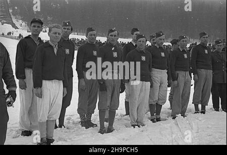 Zakopane, 1949-02-17. W dniach od 17 do 20 lutego odbywa³y siê Miêdzynarodowe Mistrzostwa Narciarskie, zorganizowane przez Zrzeszenie Sportowe Gwardia. Stortowali ¿o³nierze, milicjanci oraz practownicy s³u¿b bezpieczeñstwa z Czechos³owacji, polski i Wêgier. stadion pod Krokwi¹, uroczyste otwarcie mistrzostw. Od lewej: dru¿yna z Wêgier z kapitanem (2L), dru¿yna z Czechos³owacji (zawodnicy z god³em na piesiach), dru¿yna polska (P). msa PAP Zakopane, 17 febbraio 1949. Campionato Internazionale di Sci, organizzato dalla Gwardia Sports Association si è tenuto il 17 al 20 febbraio, con soldati, p. Foto Stock