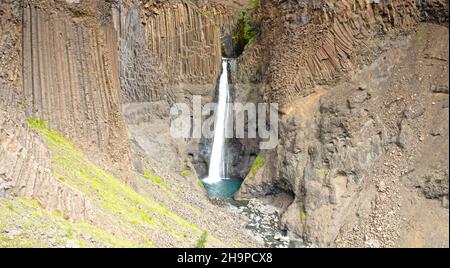 Litlanesfoss è una piccola cascata molto bella sull'Islanda - è scolpita in rocce basaltiche e si trova sul fiume Hengifossa vicino al suo b più grande Foto Stock