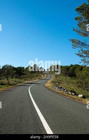 Tortuosa strada di montagna tra il villaggio di Pego e Vall d'Ebo, Marina alta, Costa Blanca, Provincia di Alicante, Spagna Foto Stock