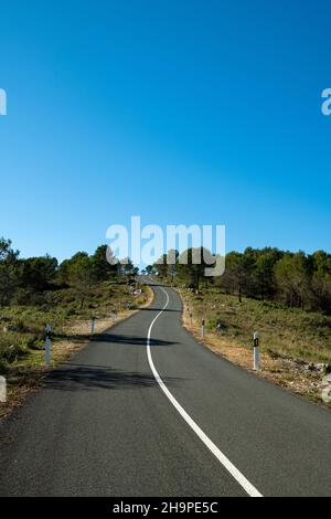 Tortuosa strada di montagna tra il villaggio di Pego e Vall d'Ebo, Marina alta, Costa Blanca, Provincia di Alicante, Spagna Foto Stock