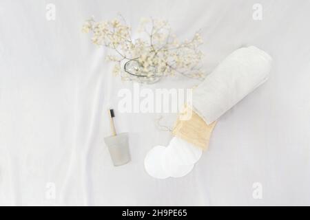 Nessun consumo di rifiuti per l'igiene personale. Spazzolino in bambù, spugne riutilizzabili in sacchetto di cotone, asciugamano. Foto Stock