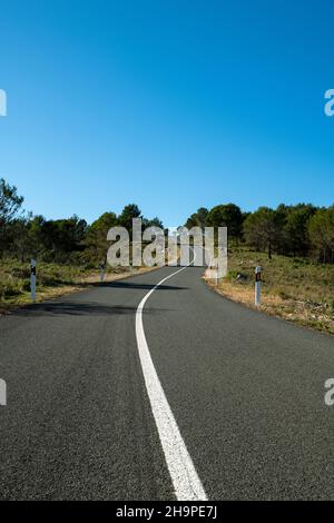 Tortuosa strada di montagna tra il villaggio di Pego e Vall d'Ebo, Marina alta, Costa Blanca, Provincia di Alicante, Spagna Foto Stock