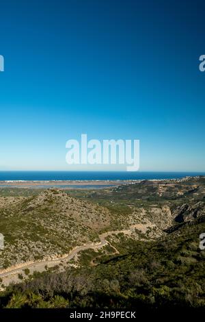 Tortuosa strada di montagna tra il villaggio di Pego e Vall d'Ebo, Marina alta, Costa Blanca, Provincia di Alicante, Spagna Foto Stock