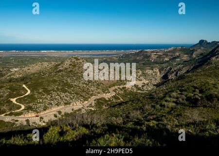 Tortuosa strada di montagna tra il villaggio di Pego e Vall d'Ebo, Marina alta, Costa Blanca, Provincia di Alicante, Spagna Foto Stock