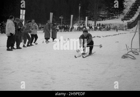 Zakopane, 1949-02-24. Od 23 lutego do 3 marca odbywa³y siê Miêdzynarodowe Zawody Narciarskie o Puchar Tatr. Zgromadzi³y uno kilkudziesiêciu sportowców z polski, Bu³garii, Czechos³owacji, Finlandii, Rumunii i Wêgier. Pierwszego dnia zawodów odby³ siê bieg mê¿czyzn na 18 kilometrów, zaliczany do kombinacji norweskiej. Inizio i meta znajdowa³y siê Stadionie Pod Krokwi¹. Zwyciê¿y³ Jaroslav Cardal z Czechos³owacji. pw PAP Zakopane, 24 febbraio 1949. Il Concorso Internazionale di Sci per la Coppa dei Monti Tatra si è tenuto dal 23 febbraio al 3 marzo. La concorrenza ha riunito diversi doz Foto Stock