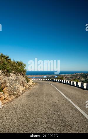 Tortuosa strada di montagna tra il villaggio di Pego e Vall d'Ebo, Marina alta, Costa Blanca, Provincia di Alicante, Spagna Foto Stock