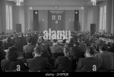 Warszawa, 1949-02-24. W dniach 24-25 lutego odbywa³a siê II Krajowa Narada Aktywu Robotniczego ZMP. G³ówny referat wyg³osi³ sekretarz generalny ZMP Lucjan Motyka. pw PAP Varsavia, 24 febbraio 1949. Il 2nd-25 febbraio si è tenuto l'incontro Nazionale degli attivisti dell'Unione Giovanile Polacca (ZMP) del 24. Il discorso principale è stato pronunciato dal segretario generale dell'Unione Giovanile Polacca, Lucjan Motyka, pw PAP Foto Stock