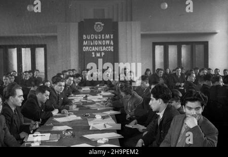 Warszawa, 1949-02-24. W dniach 24-25 lutego odbywa³a siê II Krajowa Narada Aktywu Robotniczego ZMP. G³ówny referat wyg³osi³ sekretarz generalny ZMP Lucjan Motyka. pw PAP Varsavia, 24 febbraio 1949. Il 2nd-25 febbraio si è tenuto l'incontro Nazionale degli attivisti dell'Unione Giovanile Polacca (ZMP) del 24. Il discorso principale è stato pronunciato dal segretario generale dell'Unione Giovanile Polacca, Lucjan Motyka, pw PAP Foto Stock