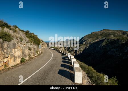 Tortuosa strada di montagna tra il villaggio di Pego e Vall d'Ebo, Marina alta, Costa Blanca, Provincia di Alicante, Spagna Foto Stock