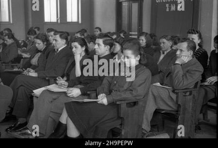 Warszawa, 1949-02-24. W dniach 24-25 lutego odbywa³a siê II Krajowa Narada Aktywu Robotniczego ZMP. G³ówny referat wyg³osi³ sekretarz generalny ZMP Lucjan Motyka. pw PAP Varsavia, 24 febbraio 1949. Il 2nd-25 febbraio si è tenuto l'incontro Nazionale degli attivisti dell'Unione Giovanile Polacca (ZMP) del 24. Il discorso principale è stato pronunciato dal segretario generale dell'Unione Giovanile Polacca, Lucjan Motyka, pw PAP Foto Stock