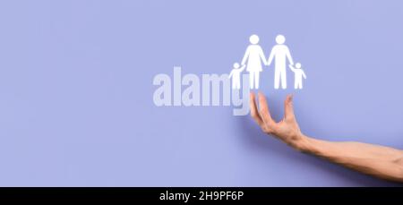 Tenere la mano giovane icona di famiglia. Assicurazione sulla vita familiare,supporto e servizi,politica familiare e supporto famiglie concepts.Happy Family Concept.Copy sp Foto Stock