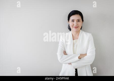 Ritratto Asian Executive Business Woman Professional leader in piedi isolato con spazio per il testo Foto Stock