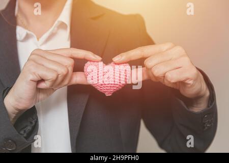 Dipendente aziendale con cuore per la gestione delle relazioni con il cliente e concetto di mente di servizio Foto Stock