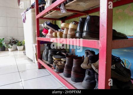 porta scarpe in ferro. collezione di scarpe e sandali Foto Stock