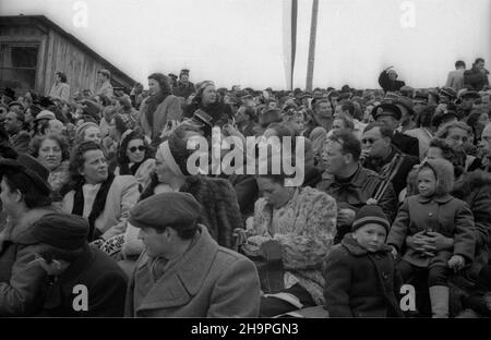 Zakopane, 1949-02-25. W Miêdzynarodowych Zawodach Narciarskich o Puchar Tatr wziê³o udzia³ przesz³o 250 zawodników i zawodniczek reprezentuj¹cych szeœæ pañstw: Czechos³owacjê, Wêgry, Rumuniê Bu³gariê, Finlandiê i Polskê. Otwarty konkurs skoków obejrza³o na stadionie PZN (Polski Zwi¹zek Narciarski) pod Krokwi¹ dwadzieœcia tysiêcy widzów. uu PAP Zakopane, 25 febbraio 1949. Il concorso internazionale di sci della Coppa Tatra ha riunito oltre 250 concorrenti provenienti da 6 paesi: Cecoslovacchia, Ungheria, Romania, Bulgaria, Finlandia e Polonia. Un evento di salto con gli sci è stato osservato da 20.000 persone Foto Stock