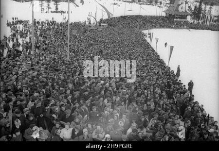 Zakopane, 1949-02-25. W Miêdzynarodowych Zawodach Narciarskich o Puchar Tatr wziê³o udzia³ przesz³o 250 zawodników i zawodniczek reprezentuj¹cych szeœæ pañstw: Czechos³owacjê, Wêgry, Rumuniê Bu³gariê, Finlandiê i Polskê. Otwarty konkurs skoków obejrza³o na stadionie PZN (Polski Zwi¹zek Narciarski) pod Krokwi¹ dwadzieœcia tysiêcy widzów. uu PAP Zakopane, 25 febbraio 1949. Il concorso internazionale di sci della Coppa Tatra ha riunito oltre 250 concorrenti provenienti da 6 paesi: Cecoslovacchia, Ungheria, Romania, Bulgaria, Finlandia e Polonia. Un evento di salto con gli sci è stato osservato da 20.000 persone Foto Stock