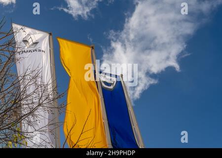 Llucmajor, Spagna; dicembre 05 2021: Primo piano di una concessionaria Renault in una giornata di sole, nella città di Mallorcan di Llucmajor Foto Stock