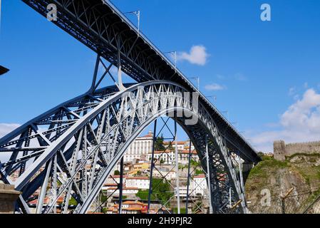 Vista dal basso del famoso ponte Dom Louis i sul fiume Douro e Villa Nova de Gaia in una giornata di sole. Porto, Portogallo. Foto Stock
