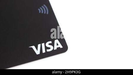 Carta di plastica con logo VISA in primo piano su sfondo bianco. 08.12.2021 Vinnytsia, Ucraina. Foto Stock