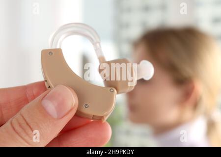 Concetto di assistenza sanitaria con apparecchi acustici, primo piano Foto Stock