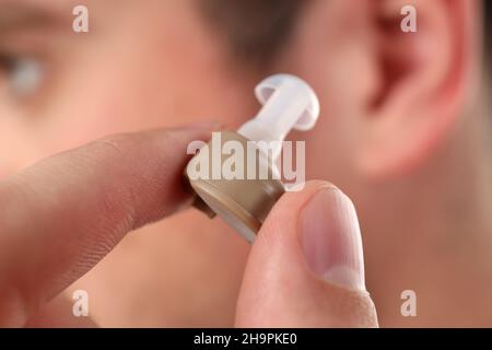 Concetto di assistenza sanitaria con apparecchi acustici, primo piano Foto Stock