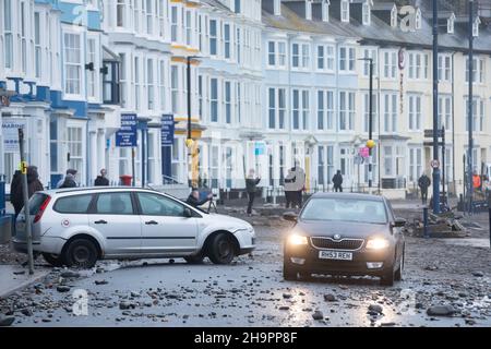 Aberystwyth, Ceredigion, Galles, Regno Unito. 08th Dicembre 2021 UK tempo: Detriti sparsi attraverso la strada da Storm barra e le onde costiere, come i venti forti continuano a battere la passeggiata lungo la costa occidentale di Aberystwyth questa mattina. © Ian Jones/Alamy Live News Foto Stock