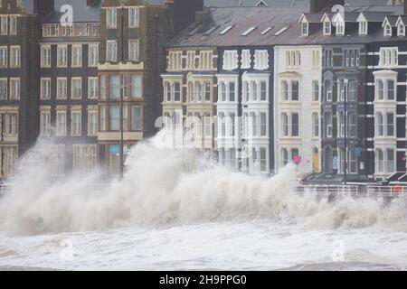 Aberystwyth, Ceredigion, Galles, Regno Unito. 08th Dicembre 2021 UK Meteo: Forti venti dalla tempesta barra e le onde costiere, continua a battere la passeggiata lungo la costa occidentale di Aberystwyth questa mattina. © Ian Jones/Alamy Live News Foto Stock