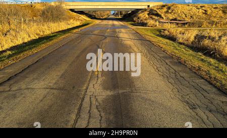 Strade rurali del wisconsin con campi agricoli circostanti Foto Stock