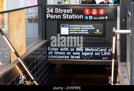 New York City, New York, USA - 21 Novembre 2021: Scale che conducono alla stazione di Penn e alla ferrovia di Long Island da 34th Street iin New york City. Foto Stock