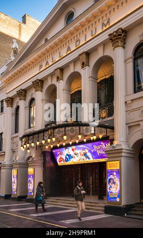 Regno Unito, Inghilterra, Londra, Argyll Street, ingresso al teatro London Palladium Foto Stock