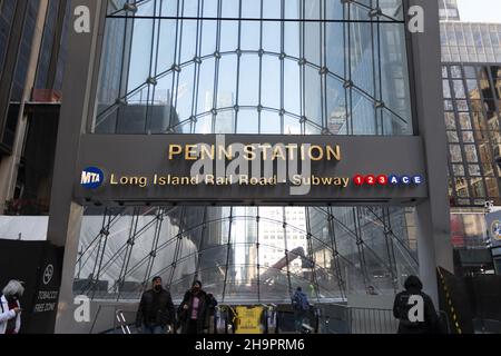 New York City, New York, USA - 21 novembre 2021: Persone che escono ed entrano nella strada 34 Penn Station Long Island Railroad Station su un morni Domenica Foto Stock