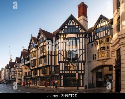 Regno Unito, Inghilterra, Londra, Great Marlborough Street, Liberty of London, Fai shopping a Natale, all'arco di Kingly Street e all'orologio Foto Stock