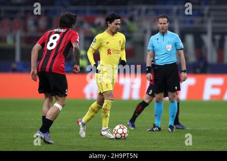 Milano, Italia . 7 dicembre 2021, Takumi Minamino del Liverpool FC controlla la palla durante la partita UEFA Champions League Group B tra AC Milan e Liverpool FC allo Stadio Giuseppe Meazza il 7 dicembre 2021 a Milano. Credit: Marco Canoniero/Alamy Live News Foto Stock