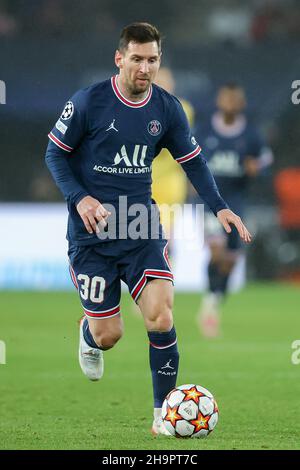 PARIJS, FRANCIA - 7 DICEMBRE: Lionel messi di Parigi Saint Germain durante il Gruppo A - UEFA Champions League partita tra Parigi Saint-Germain e Club Brugge al Parc des Princes il 7 dicembre 2021 a Parijs, Francia (Foto di Herman Dingler/Orange Pictures) Foto Stock