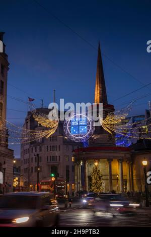 Regno Unito, Inghilterra, Londra, Regent Street, Natale, All Souls Church Langham Place, sera Foto Stock