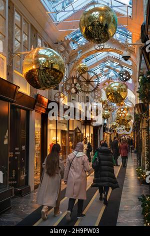 Regno Unito, Inghilterra, Londra, Piccadilly, Burlington Arcade a Natale Foto Stock