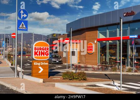 Moncalieri, Torino, Italia - 6 dicembre 2021: King Drive del nuovo Burger King Restaurant con in via fortunato Postiglione, cartello con il nuovo logo su bl Foto Stock